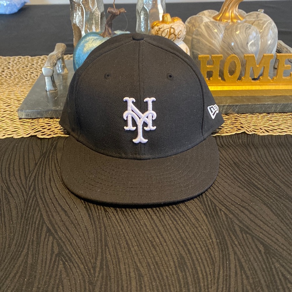New era New York Mets hat black & white size 7 5/8 fitted hat.